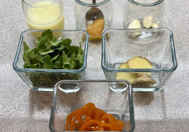 Dispondremos todos los ingredientes del aliño del tiradito.