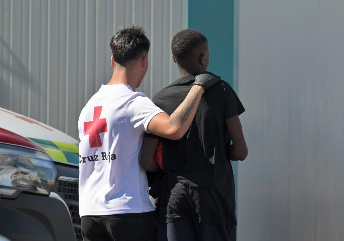 Diez de los 14 menores llegados el fin de semana en cayuco serán los primeros en salir de Canarias