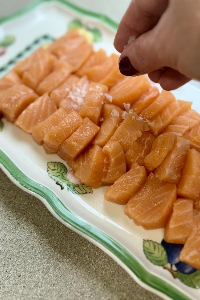 Aderezamos el salmón con sal.