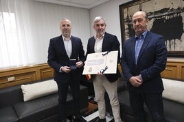 El presidente de Canarias, Fernando Clavijo, el director general de Deportes, José Francisco Pérez (d), y el presidente de la Unión Deportiva Las Palmas, Miguel Ángel Ramírez.