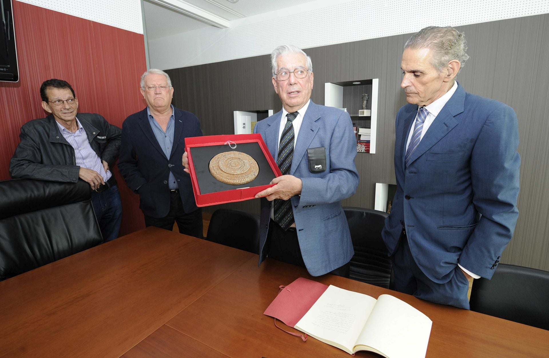 La visita de Vargas Llosa a CANARIAS7 en imágenes