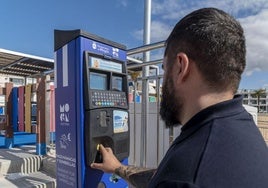Nuevo tótem para pago de hamacas y sombrillas en la playa de El Perchel.