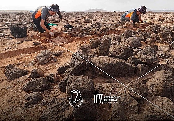 Cartel anunciador de la charla sobre el yacimiento funerario de la rosa de Abajo.