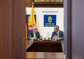 Antonio Morales y Manuel Domínguez durante la reunión celebrada en la Casa Palacio.