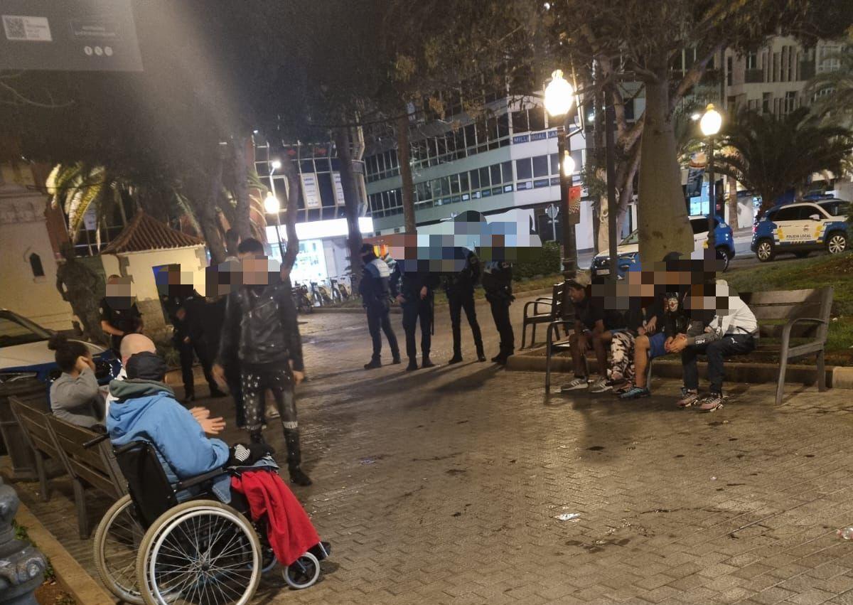 Imagen secundaria 1 - Otra pelea en Santa Catalina: a puñetazos y lanzándose vasos