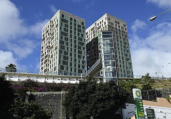 Imagen de archivo de las dos torres del Canódromo.