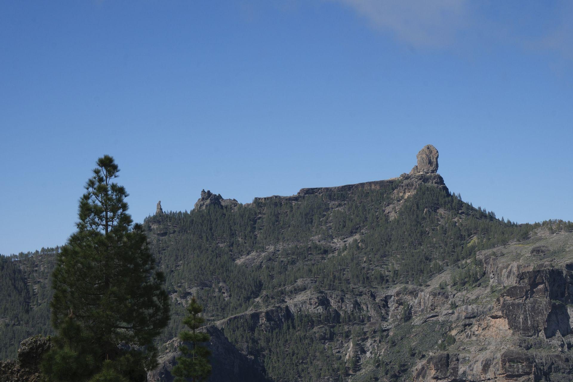 La Semana Santa se disfruta en la cumbre con abrigo y el calor familiar, en imágenes