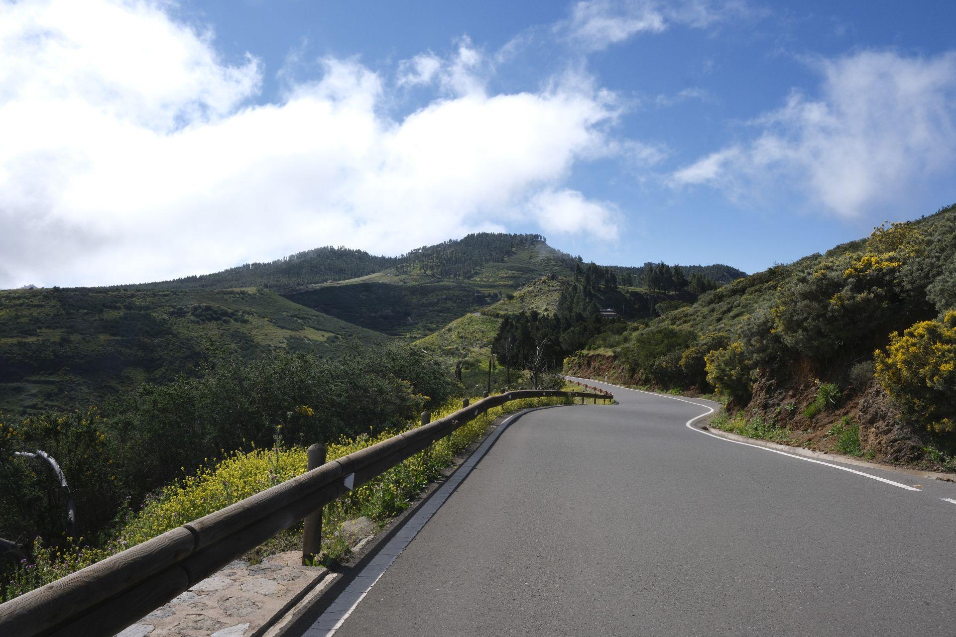 La Semana Santa se disfruta en la cumbre con abrigo y el calor familiar, en imágenes