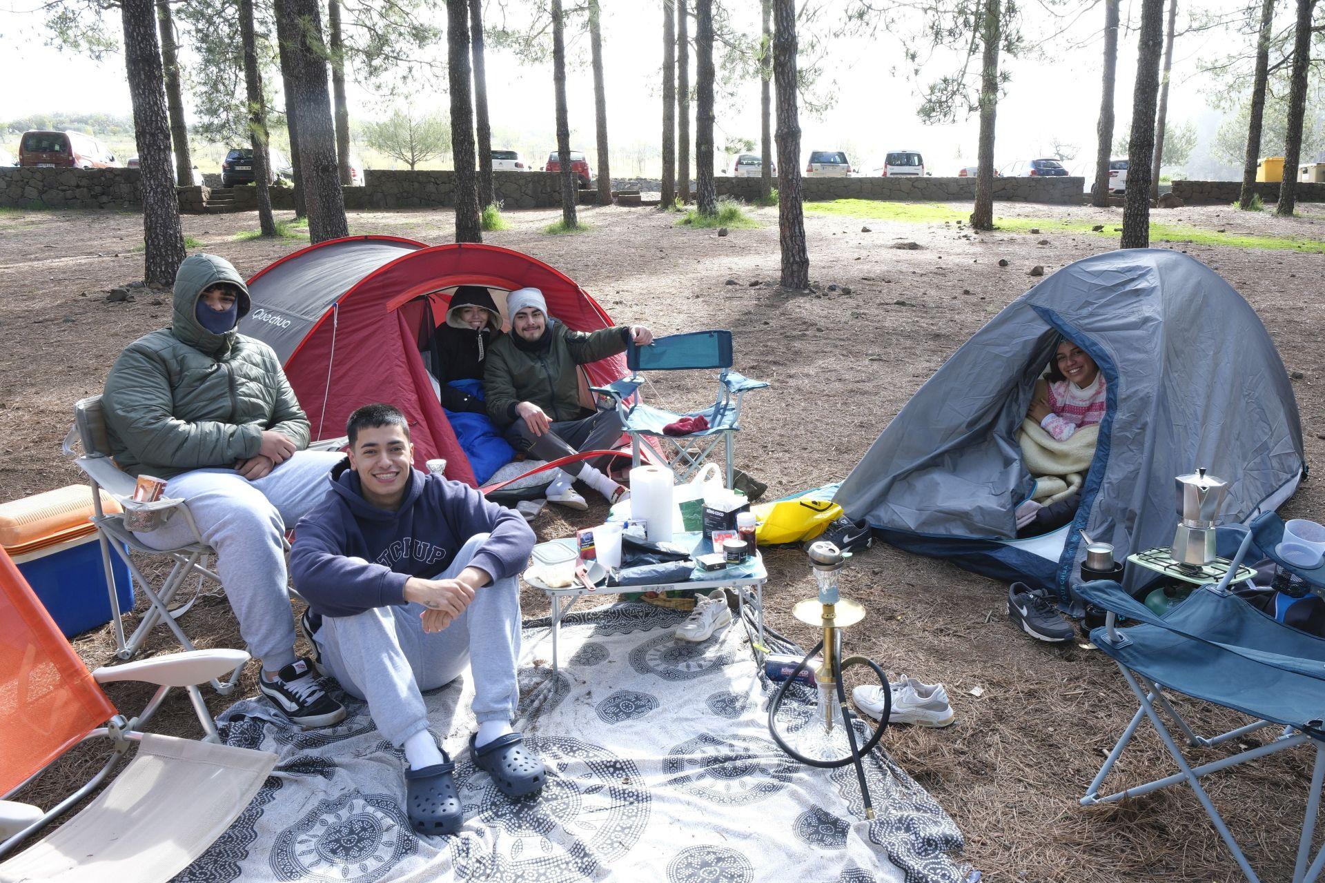 La Semana Santa se disfruta en la cumbre con abrigo y el calor familiar, en imágenes