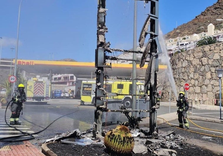 Los bomberos sofocan las llamas del cartel de una gasolinera en Puerto Rico.