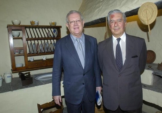 JJ Armas Marcelo, autor de este texto, con Mario Vargas Llosa, en Gran Canaria.