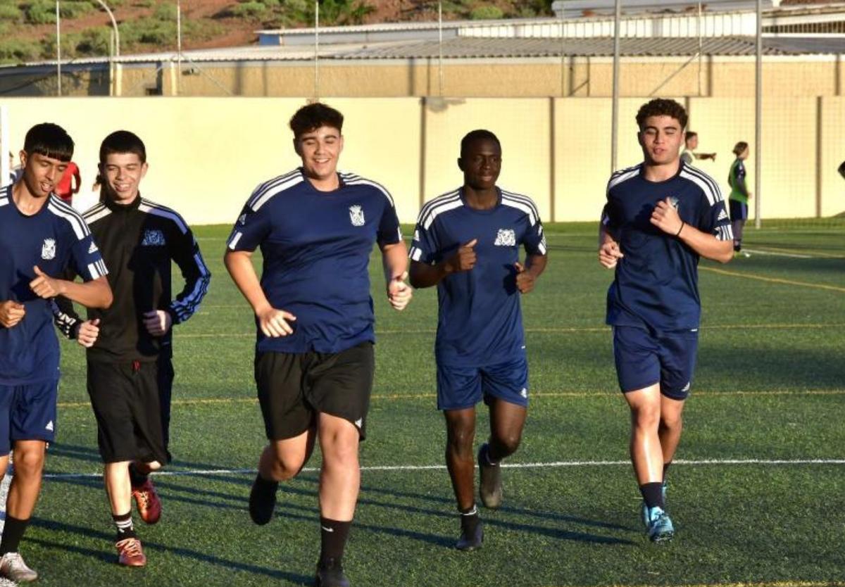 El joven Moussa Traoré (2d), entrenando con sus compañeros del equipo de fútbol de Agüimes.