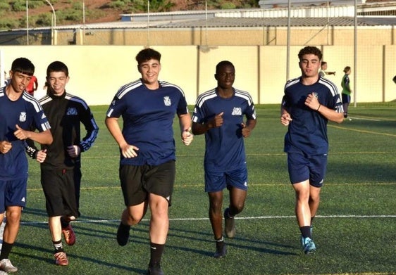 El joven Moussa Traoré (2d), entrenando con sus compañeros del equipo de fútbol de Agüimes.