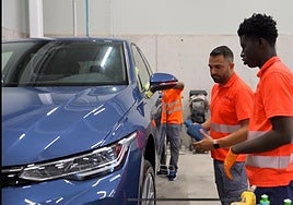 El joven Lamin Badjie en las instalaciones de Domingo Alonso, en donde trabaja en chapa y pintura.