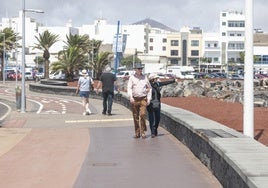 Turistas disfrutando de un paseo por una zona céntrica de Arrecife.