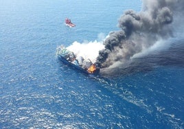 El pesquero ruso ardiendo en alta mar tras ser sacado del Puerto de La Luz.