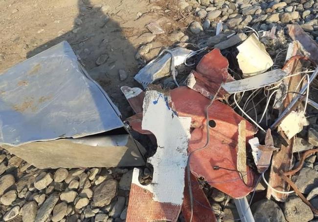 Restos hechos añicos sacados a la orilla por el mar.
