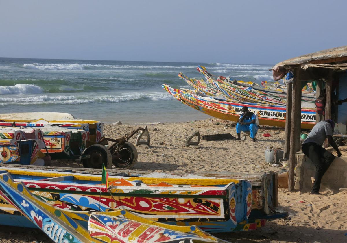 Imagen principal - De cayucos y azulejos: las historias que no se cuentan en los pueblos pesqueros de Senegal