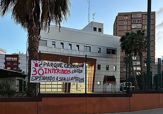 Imagen de febrero del parque de bomberos de Vegueta cerrado y un cartel reclamando la incorporación de los agentes interinos. C7