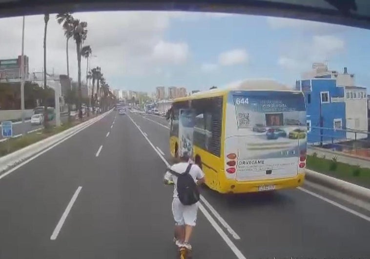 Imágenes captadas de una patineta circulando a gran velocidad en mitad de la Avenida Marítima.