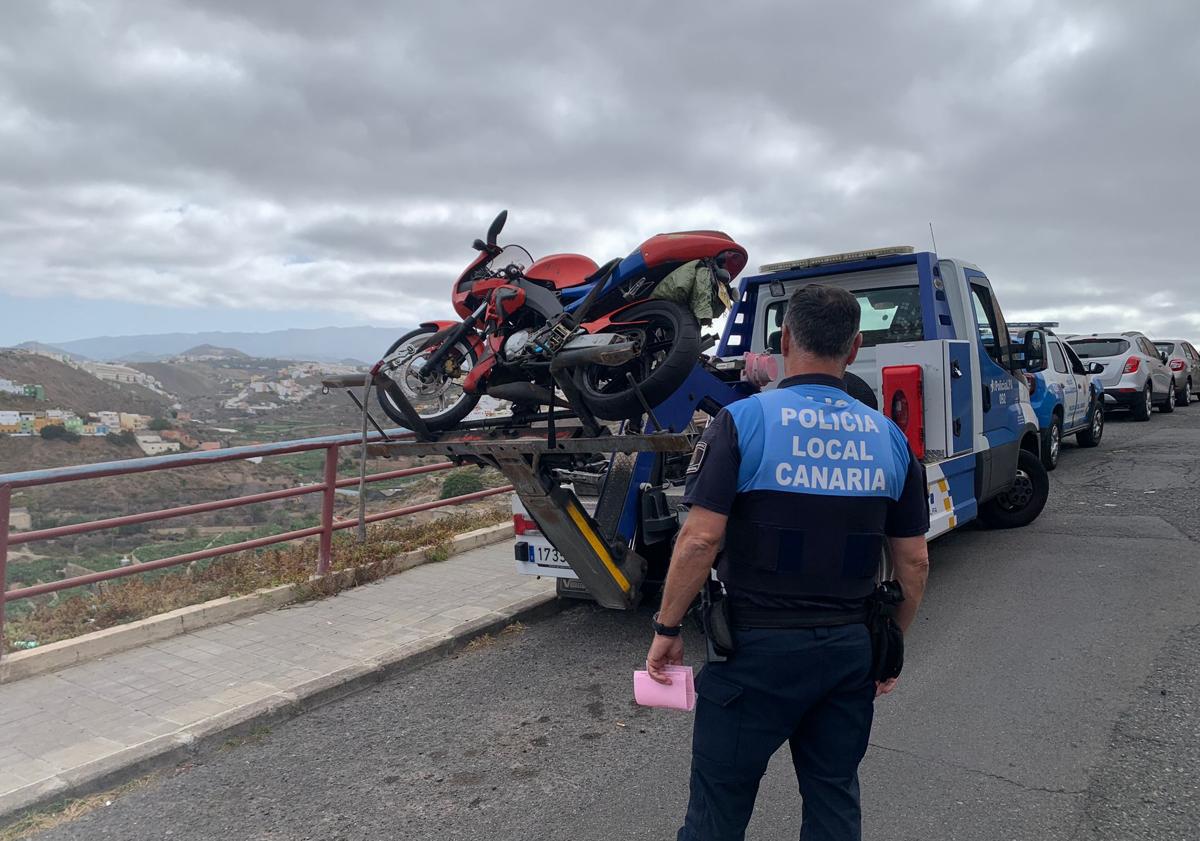 Imagen principal - Retiran hasta cuatro vehículos abandonados cada día de las calles de la capital grancanaria