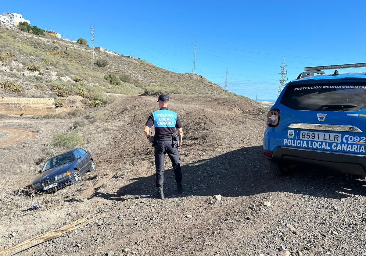 Retiran hasta cuatro vehículos abandonados cada día de las calles de la capital grancanaria