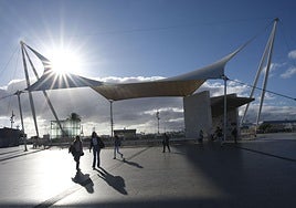 Imagen de archivo del sol brillando sobre el gran toldo del intercambiador de guaguas de la capital grancanaria.