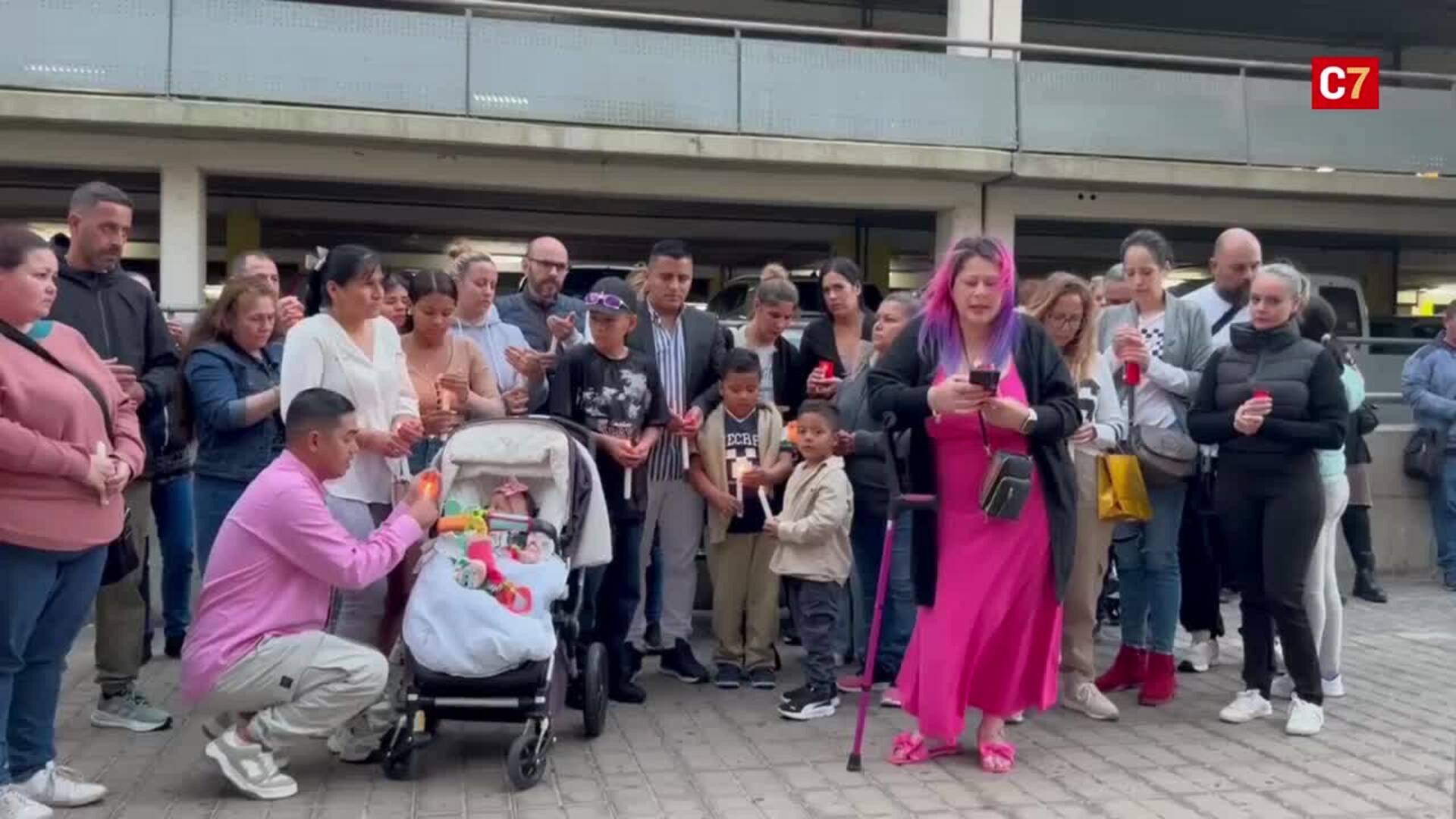 Concentración en el Materno para apoyar a la familia del niño que se precipitó de un octavo piso