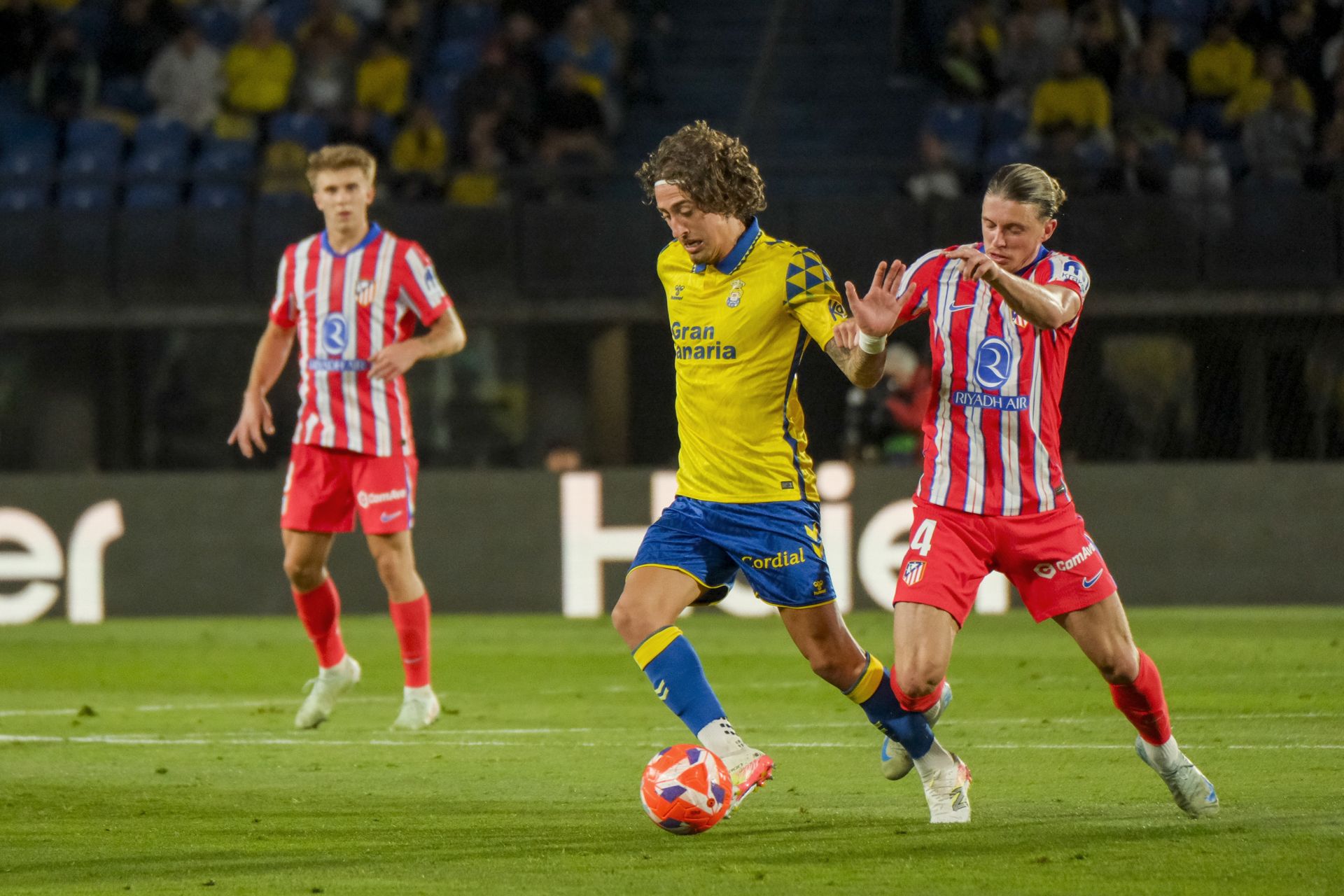 Fábio Silva y Gallagher, en un lance del juego.