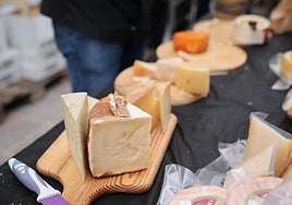 La exposición 'Miradas al Queso' reúne fotografía, pintura, escultura y artesanía en homenaje a la tradición quesera del norte de Gran Canaria, dando inicio al programa de la Fiesta del Queso 2025.