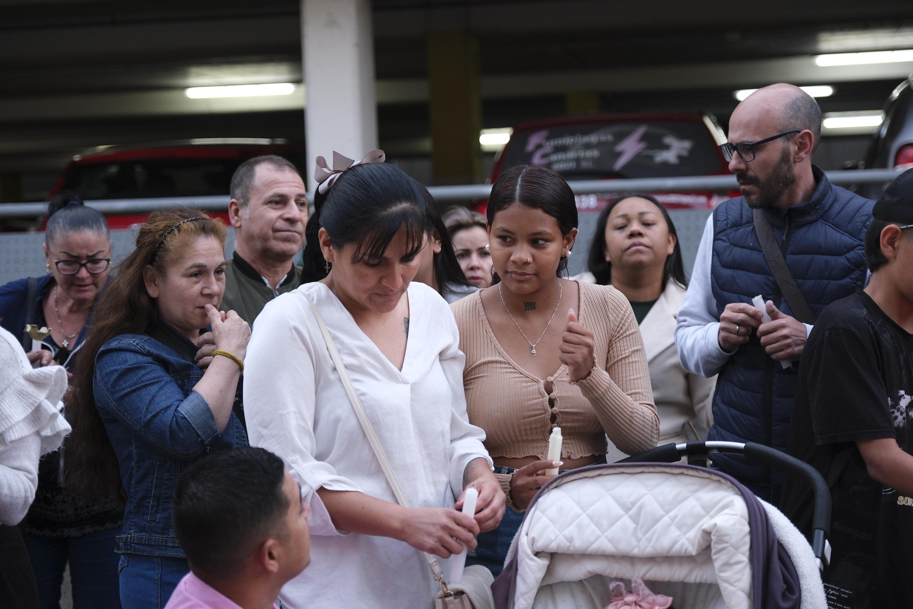 Concentración en el Materno Infantil en apoyo a la familia del niño que se precipitó de un octavo piso