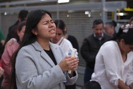Concentración en el Materno Infantil en apoyo a la familia del niño que se precipitó de un octavo piso