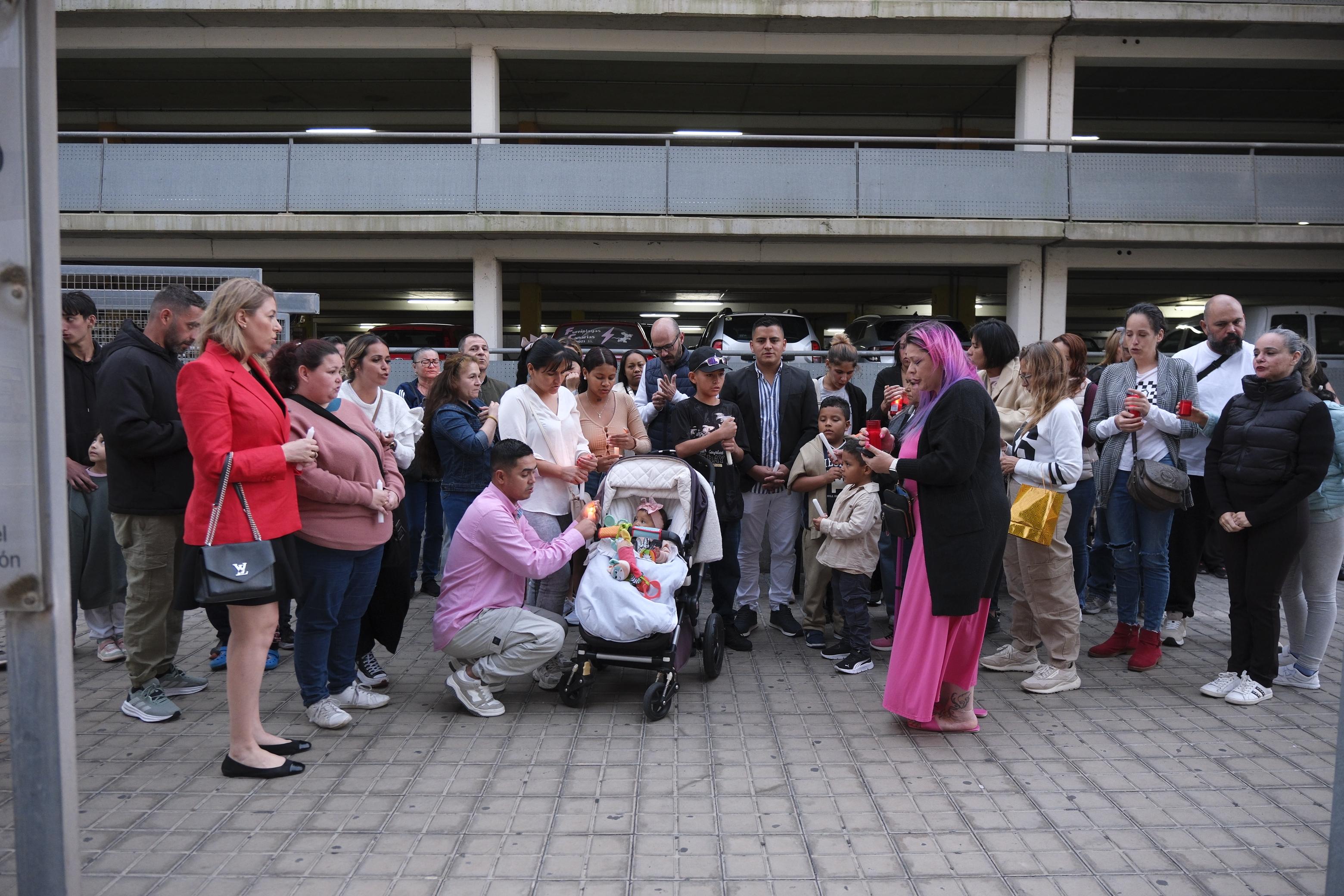 Concentración en el Materno Infantil en apoyo a la familia del niño que se precipitó de un octavo piso