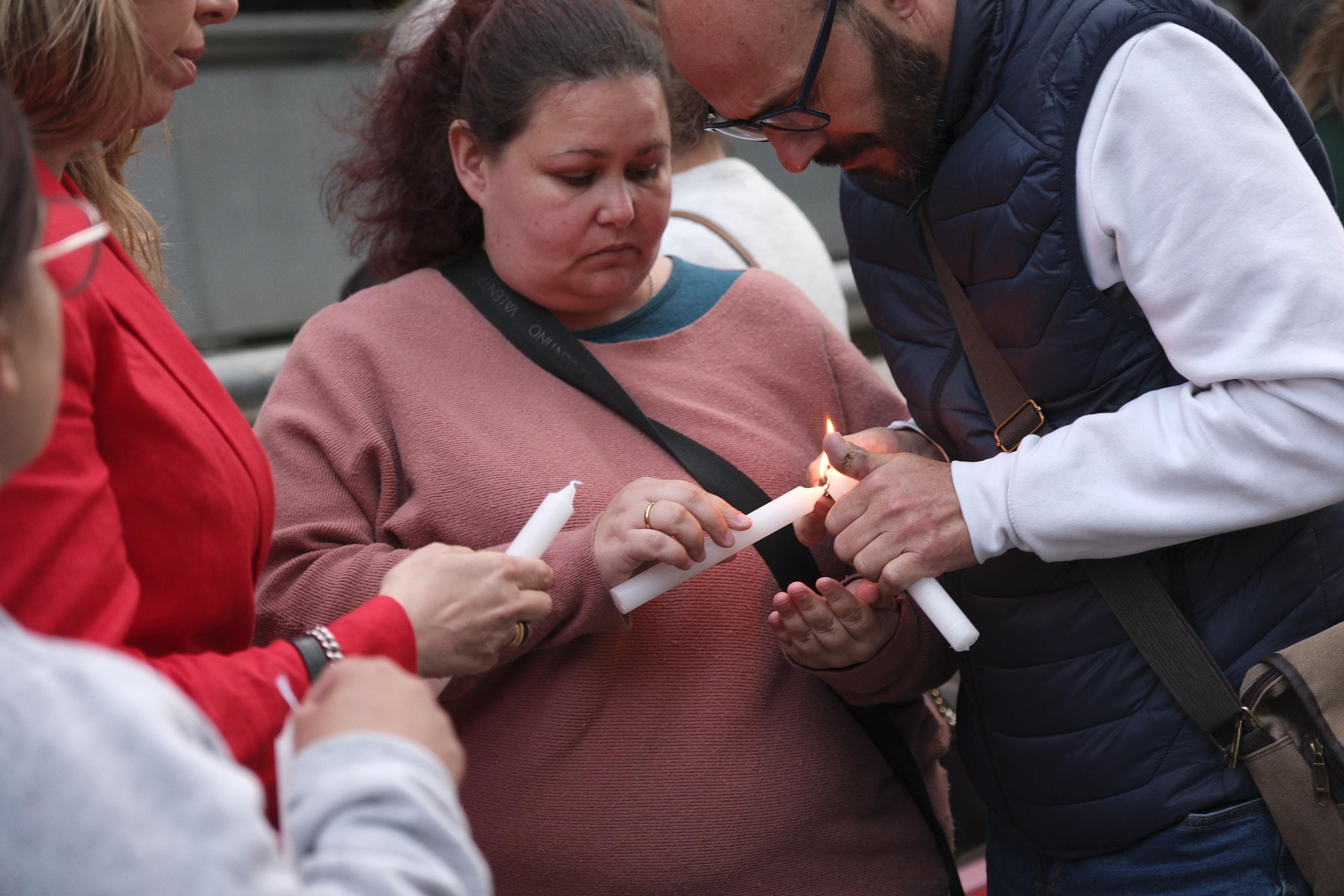 Concentración en el Materno Infantil en apoyo a la familia del niño que se precipitó de un octavo piso