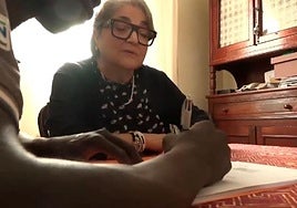 Emilia D'Agostino junto a Oumar.