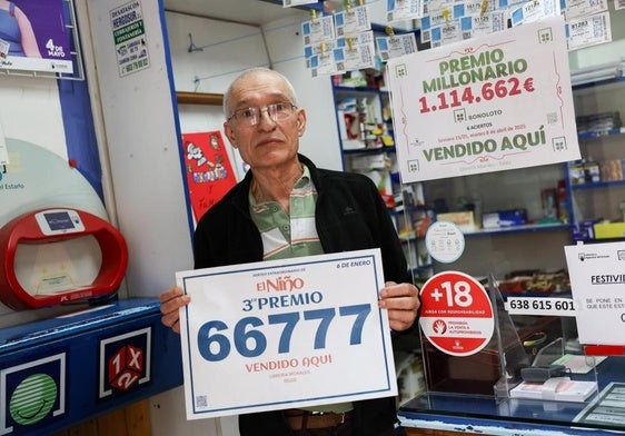 Gregorio Morales en la puerta del local de la calle Ruiz Muñiz, donde empezó hace 40 años.