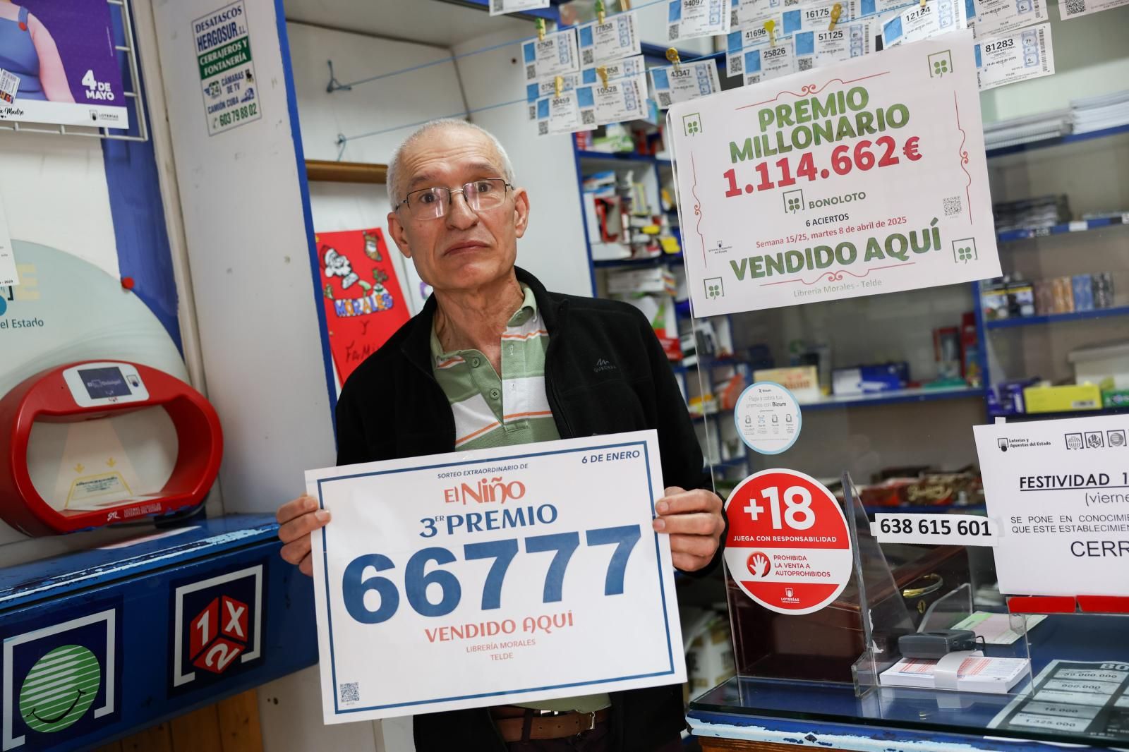 Gregorio Morales en la puerta del local de la calle Ruiz Muñiz, donde empezó hace 40 años.