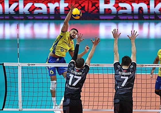 Walla Souza, máximo realizador ofensivo del Guaguas, renueva su compromiso un año más.