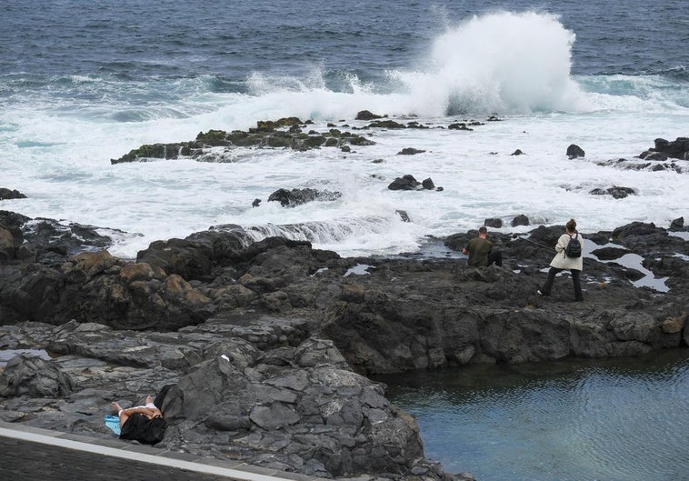 Se mantienen los avisos amarillos por oleaje en islas como Tenerife. En la imagen, la costa de Tejina.
