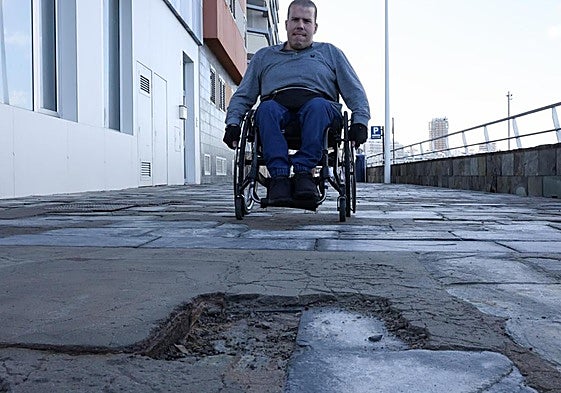 Adán Ortega expone que el mal estado del camino complica el paso a personas con movilidad reducida.