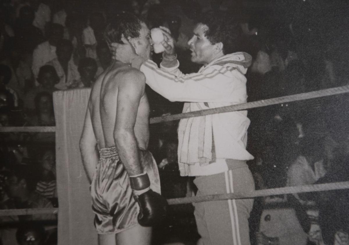 Imagen principal - El boxeo canario llora la muerte de Agustín Reyes