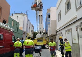 Imagen del rescate por parte de los bomberos en una vivienda del Cruce de Arinaga.