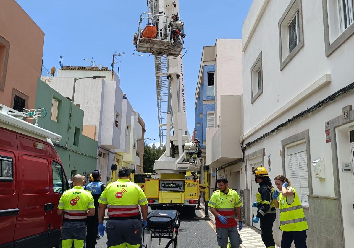 Rescatan con una grúa a una persona herida tras una sufrir una caída en el interior de su vivienda en Arinaga