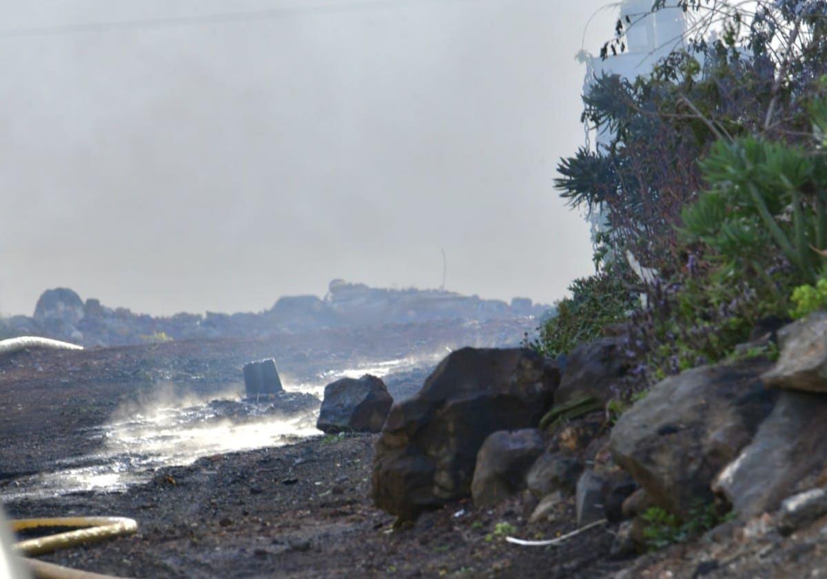 Imagen principal - Incendio en Telde: el fuego en una finca en Ojos de Garza alarma a los vecinos