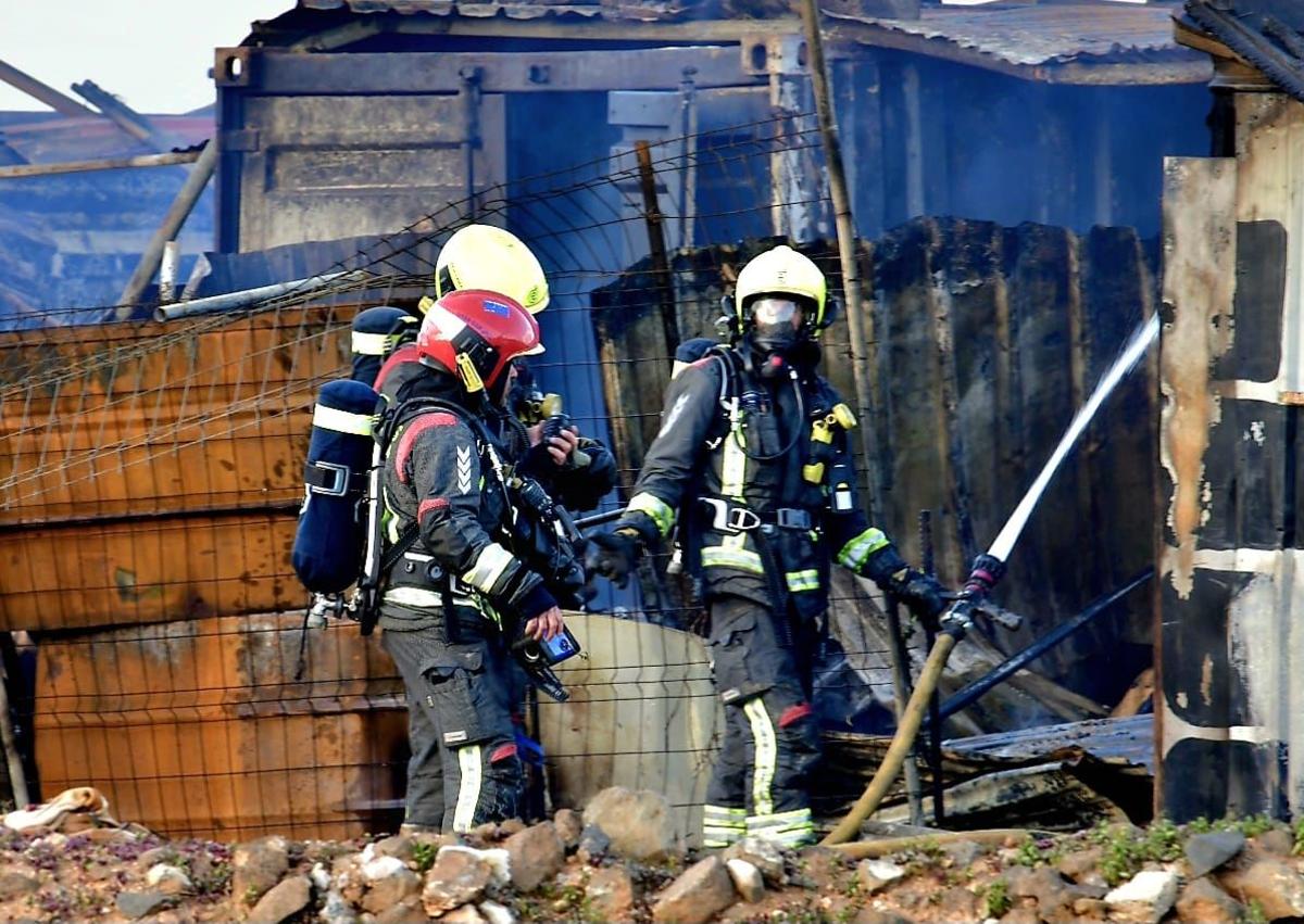 Imagen secundaria 1 - Incendio en Telde: el fuego en una finca en Ojos de Garza alarma a los vecinos