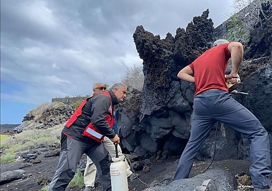 Investigadores tomando muestras en la isla de La Palma.