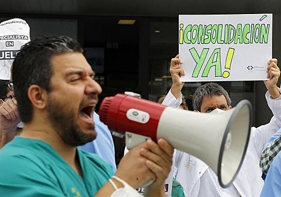 Imagen de archivo de una protesta del colectivo médico a las puertas del hospital Doctor Negrín.