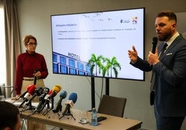 En la imagen, la alcaldesa, Onalia Bueno, y el director general de Mogán Gestiona, Eduardo Álamo, el día en que dieron a conocer la tasa.