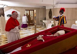El Vaticano publica la primera foto del féretro del Papa en la capilla de Santa Marta.