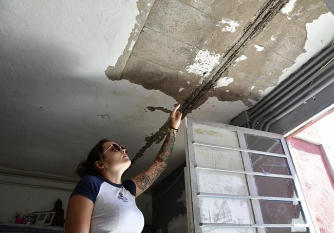 Zuleima señala la grieta que la ha sacado de su casa.